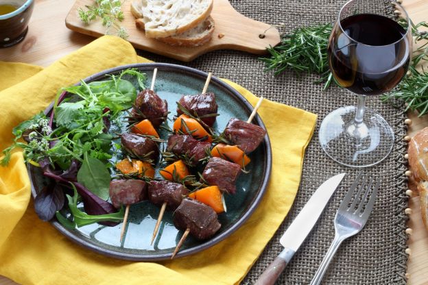 Damasco: Brochettes de magret de pato com damascos