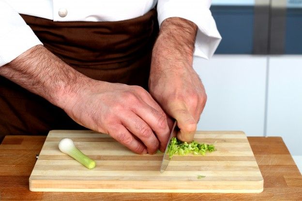 Picar as cebolas novas