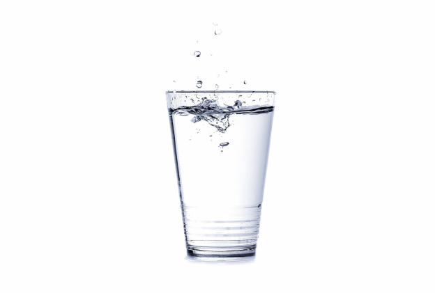 Beba um copo de água assim que acordar