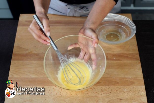 Bater  ovos e açúcar