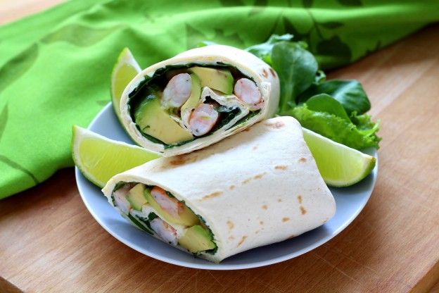 Wraps de abacate, homus e camarões