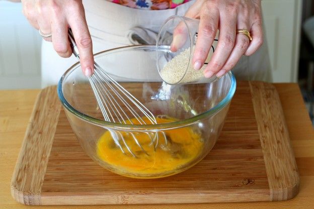 Bater os ovos com o açúcar