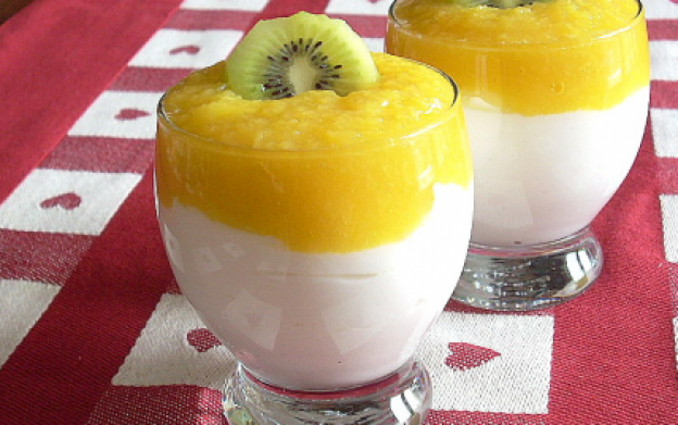 Mousse leve, com coulis de manga