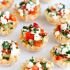 Mini tortinhas de homus e salada grega