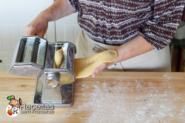 Começar a abrir a massa