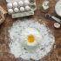 Bata os ovos no poço antes de misturá-los com a farinha