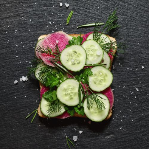 Bruschetta de rabanete e pepino