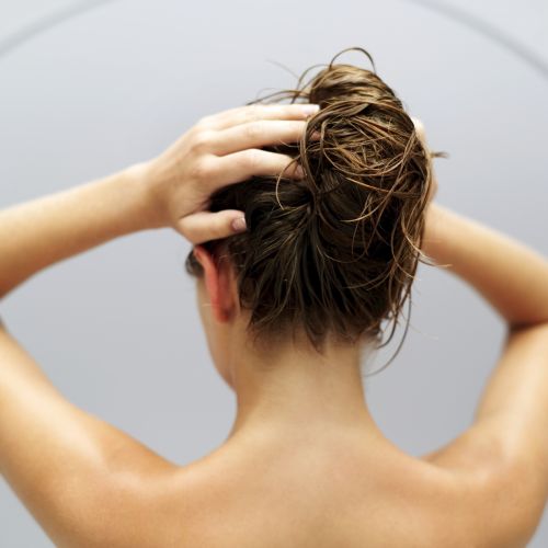 Espinhas no couro cabeludo