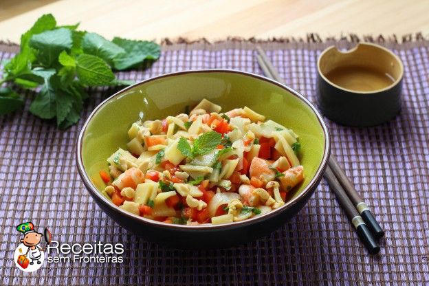 Salada de camarões com brotos de bambu