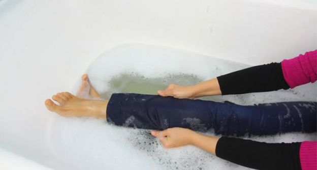 1. SE MOLHA VESTINDO O JEANS: