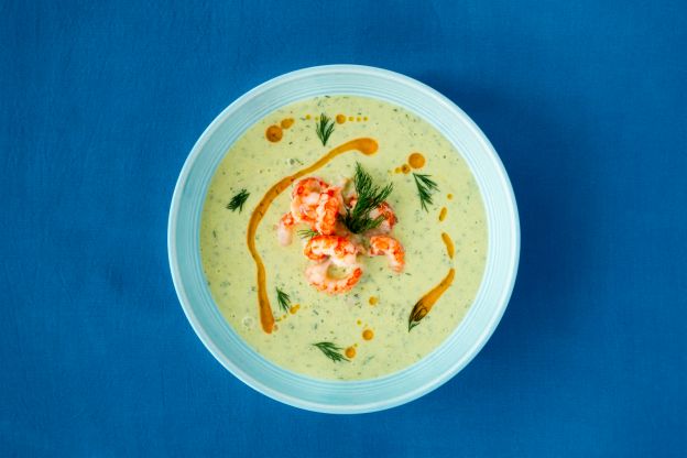 Sopa de espuma de cerveja com pepino