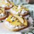 Bruschetta com pêssego e queijo
