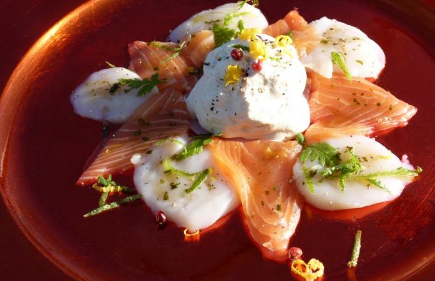 Carpaccio de vieiras, salmão e chantilly temperado