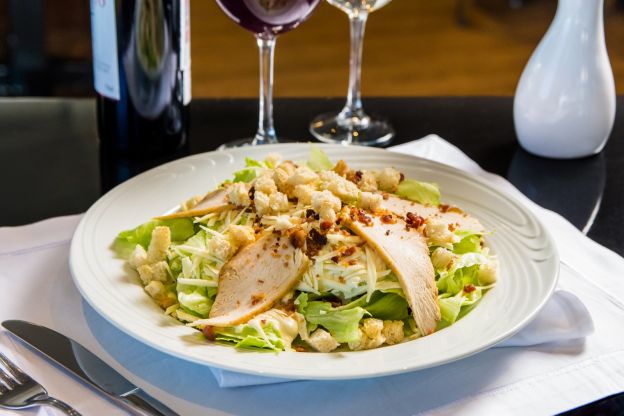Salada Caesar é uma boa pedida para os dias quentes