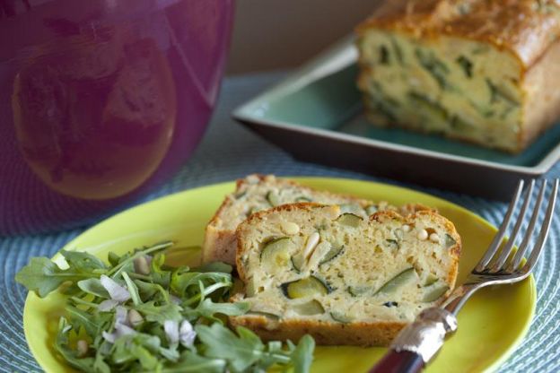 Cake de abobrinhas, hortelã e feta