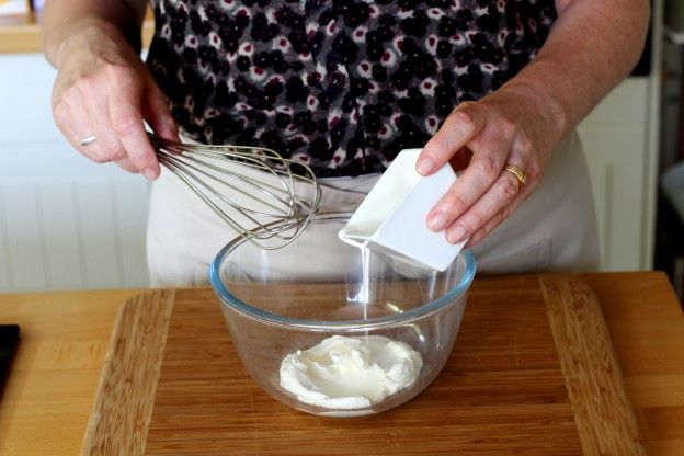 Juntar o creme de leite ao queijo