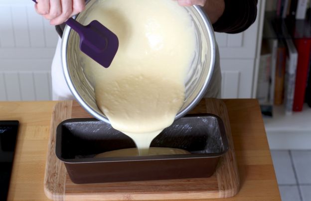 Bata a forma do bolo para eliminar bolhas de ar