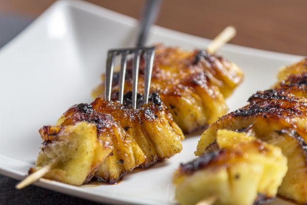Brochettess de abacaxi caramelizados