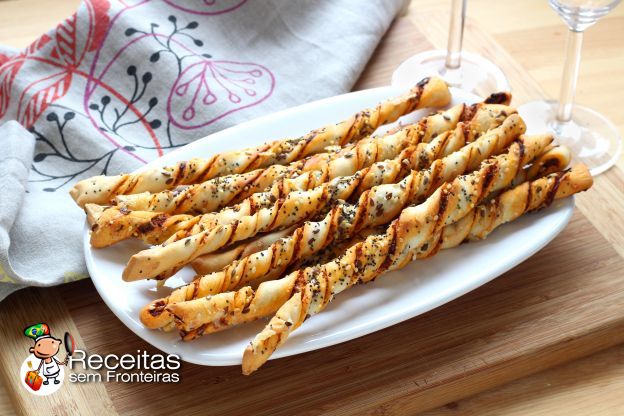 Torcer a pizza fatiada para fazer gressins