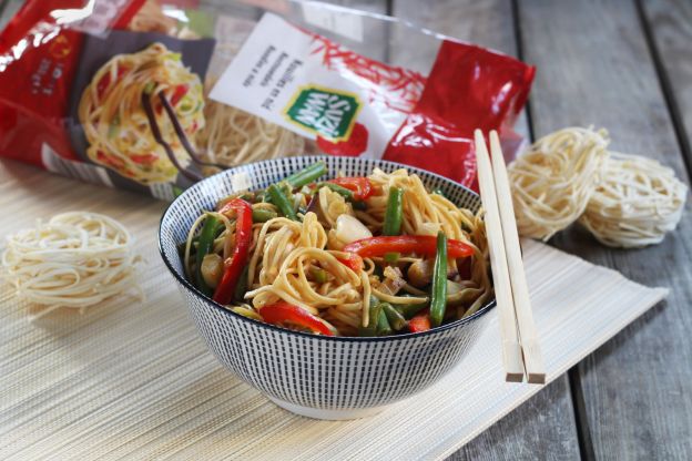 Ninhos de macarrão chinês com legumes