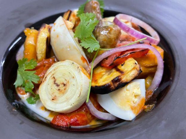 MOQUECA DE PALMITO PUPUNHA COM BANANA DA TERRA E COGUMELO PARIS