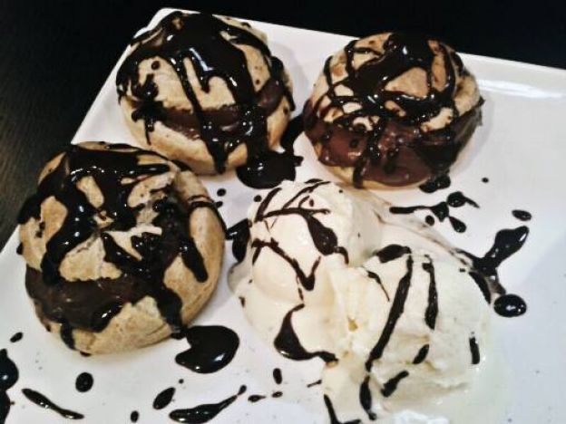 Profiteroles recheados com creme de confeiteiro com chocolate