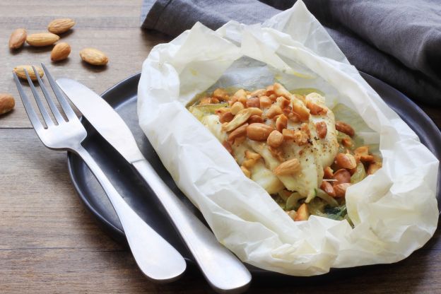 Papelotes de linguado com cebola e amêndoas