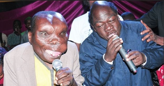 Godfrey Baguma cantando com sua banda