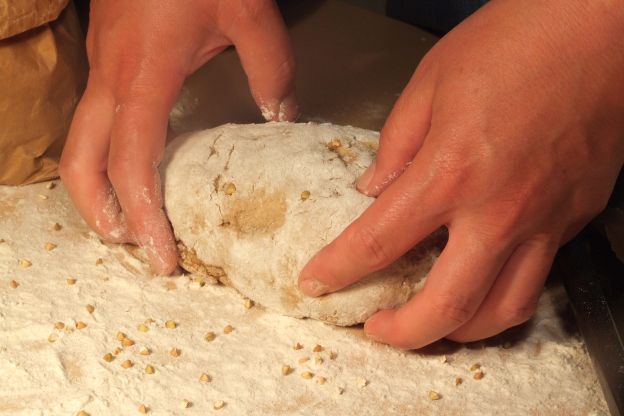 Com grãos de gergelim