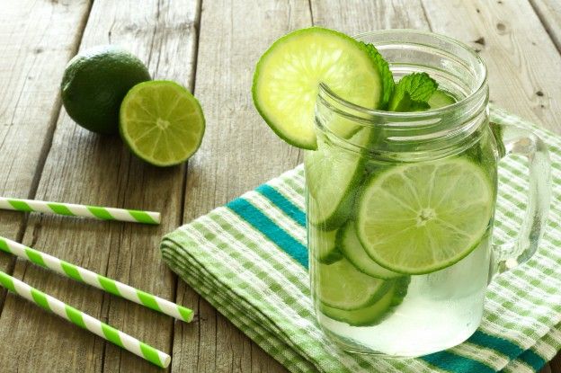 Detox water com pepino e limão