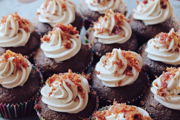 Cupcakes de chocolate com bacon e cerveja