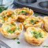Mini quiches de pão com bacon e queijo