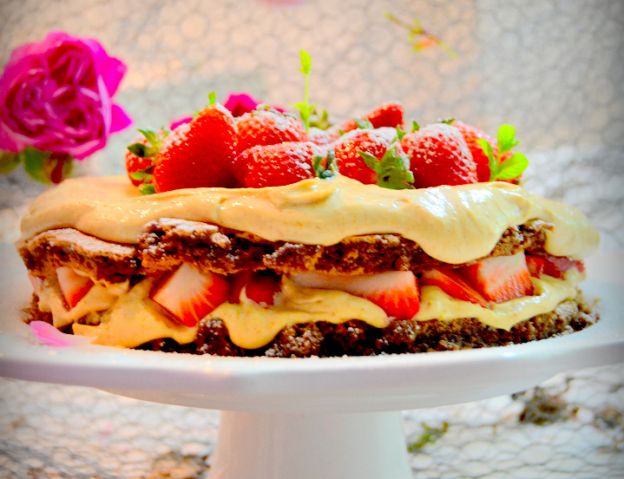 Bolo úmido de chocolate com morangos e creme de amendoim