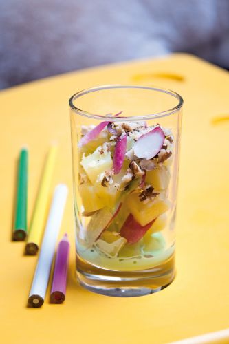 Salada de batatas, rabanetes, molho wasabi e avelãs