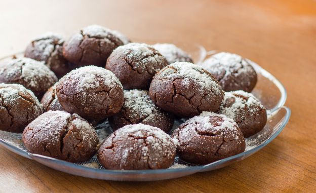 Biscoitos craquelados de chocolate
