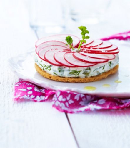 Torta fina de rabanete, molho e queijo cream cheese