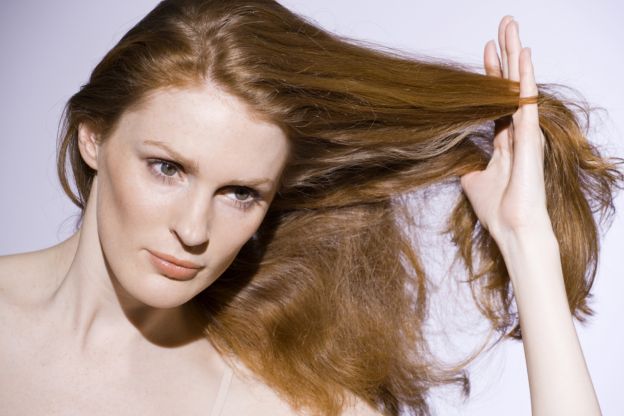 Escove o cabelo com menos frequência e use um pente