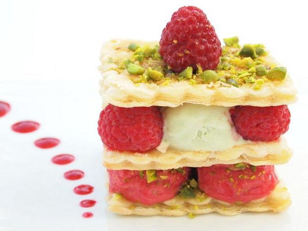 Mil folhas gelado com framboesas e pistache