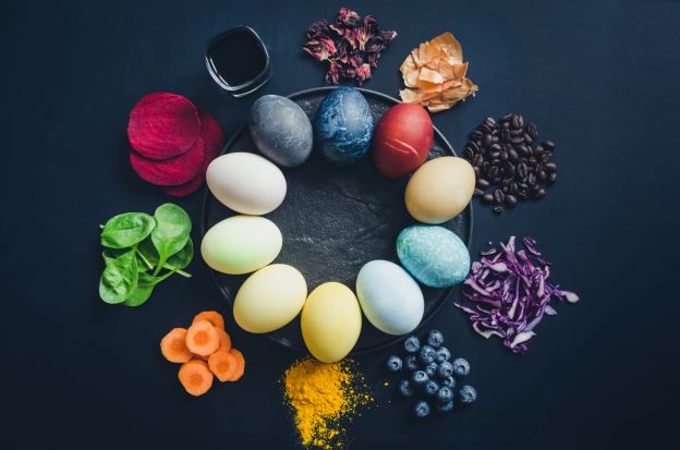 Ovos coloridos com ingredientes naturais
