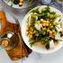 Salada de grão de bico, rúcula, feta e azeitonas