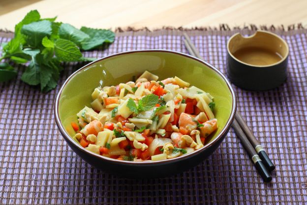 Salada de camarões com brotos de bambu