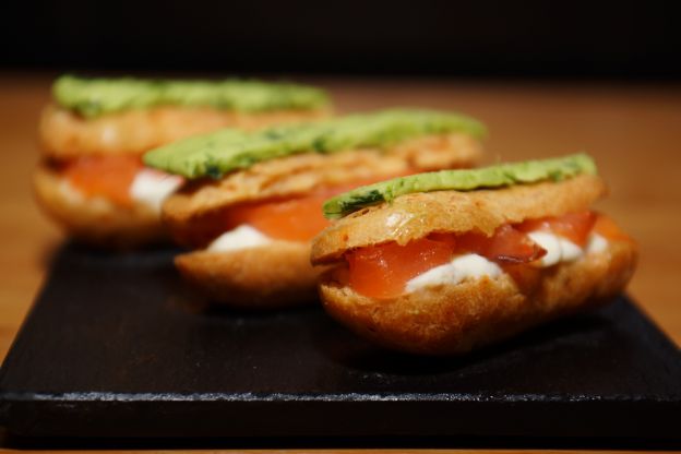 Éclairs de salmão defumado com chantilly de wasabi