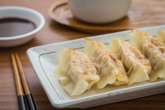 Segunda-feira (A): Gyoza - ravióli asiático com camarão e salada de repolho