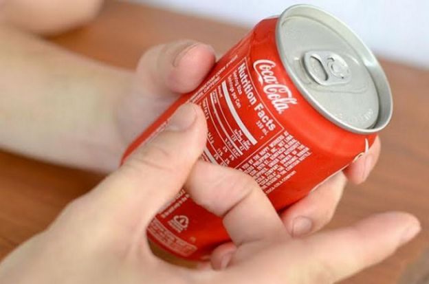 1 - Abrir uma lata de refrigerante sem derramar