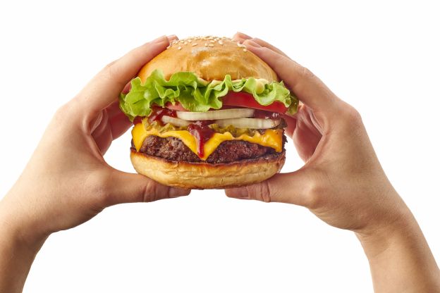 Um hambúrguer de fast food pode ter carne de até 100 vacas