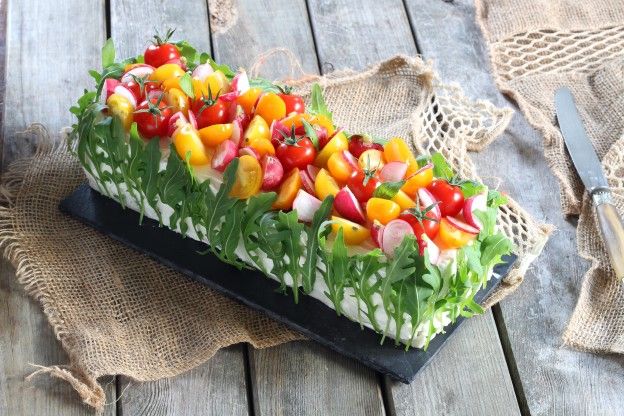 Bolo de sanduíche com pepino, salmão e cream cheese