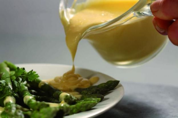 Aspargos com molho holandês (sauce hollandaise)