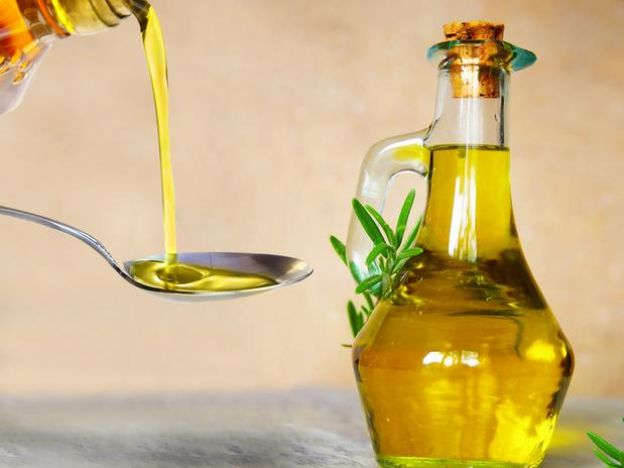 1 quarto (de um copo de 200ML, ou seja, 50 ML) de azeite extravirgem de oliva