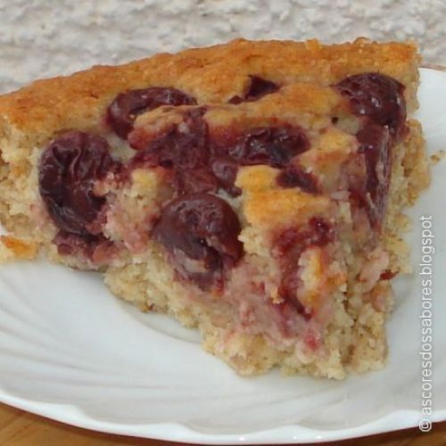 Bolo saboroso de cerejas, aveia e coco