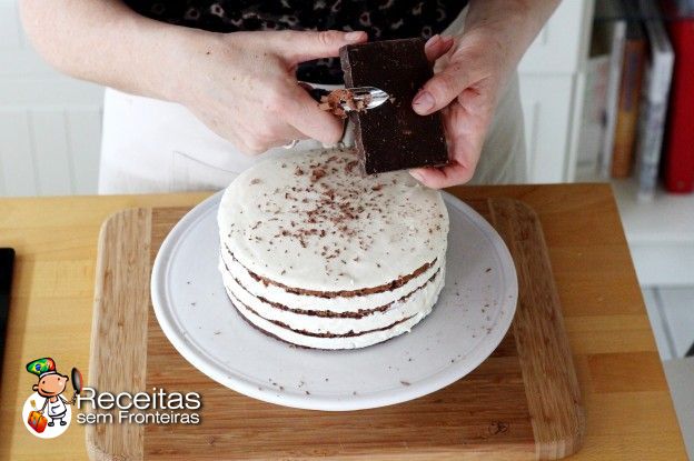 Cobrir com raspas de chocolate